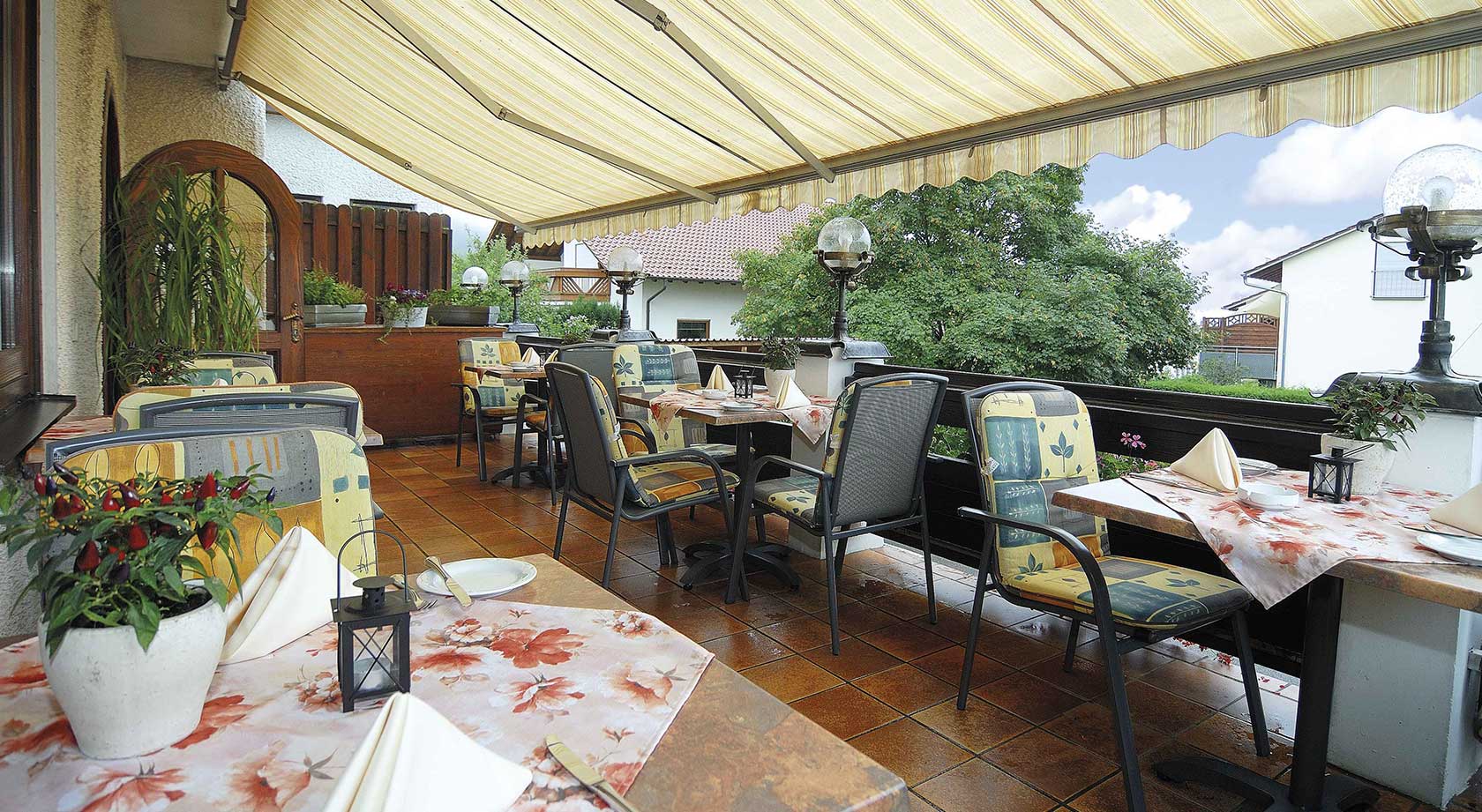 Terrasse und Gärtle vor dem Hotel
